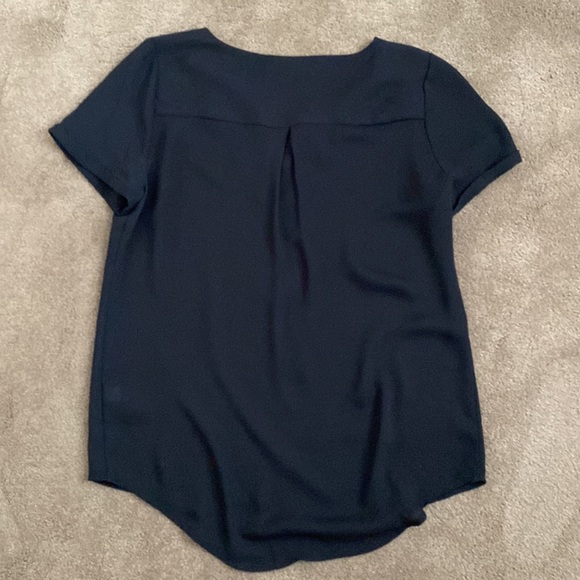 Apt 9 pullover short sleeved blouse with pearl clasp as the neckline - Picture 8 of 8